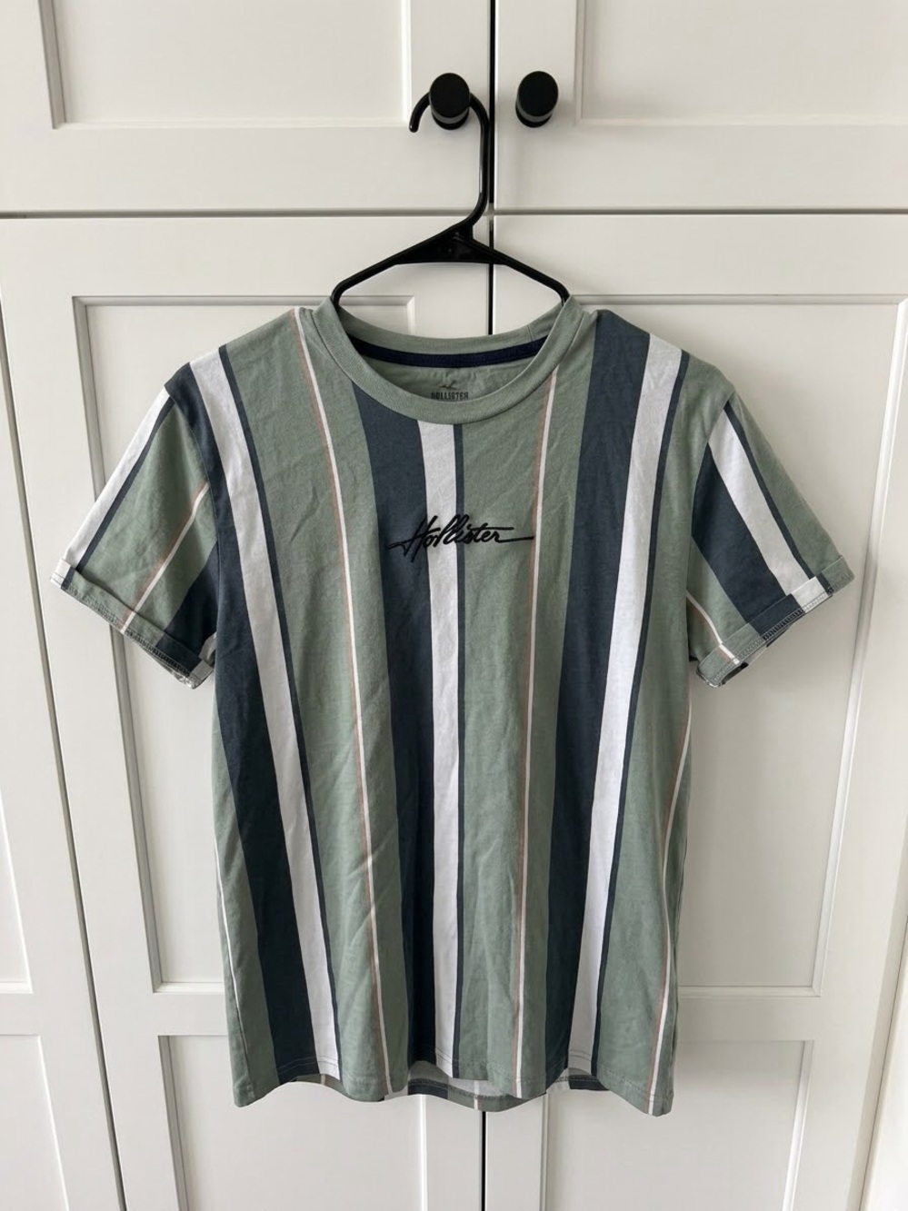 Hollister Vertical Striped Crew Neck Tee in Sage, Navy & White